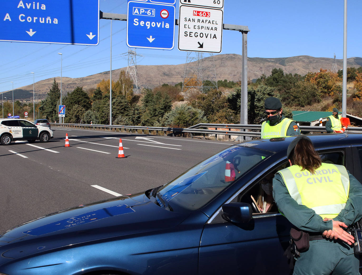 Fotos: Intensidad circulatoria para entrar en Castilla y León por la AP-6 desde Madrid