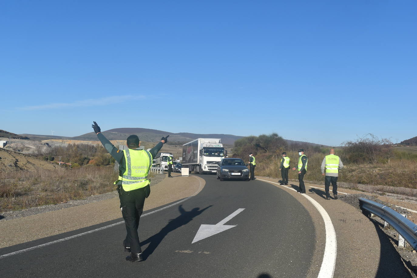 La Guardia Civil controla la salida de Palencia hacia Cantabria en la tarde de este viernes. 