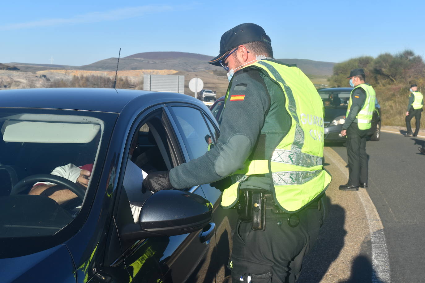 La Guardia Civil controla la salida de Palencia hacia Cantabria en la tarde de este viernes. 