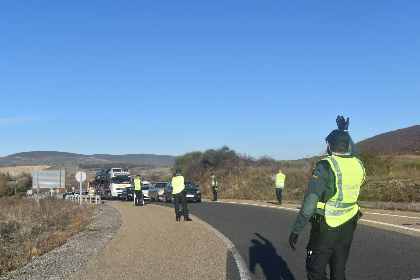 La Guardia Civil controla la salida de Palencia hacia Cantabria en la tarde de este viernes. 