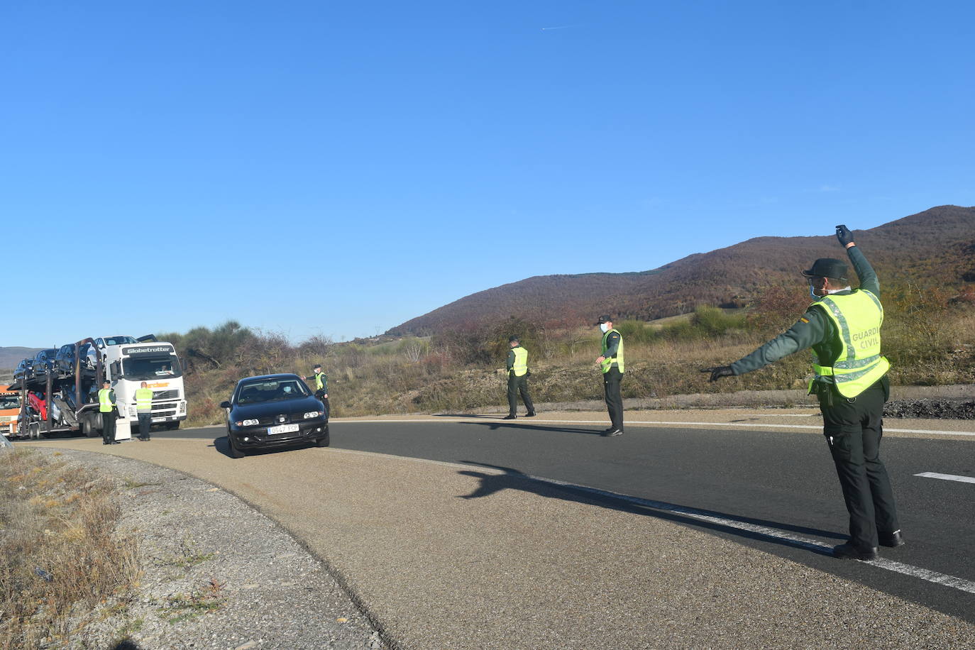 La Guardia Civil controla la salida de Palencia hacia Cantabria en la tarde de este viernes. 