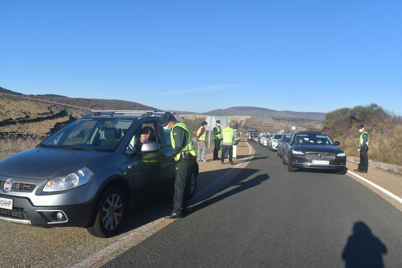 La Guardia Civil controla la salida de Palencia hacia Cantabria en la tarde de este viernes. 