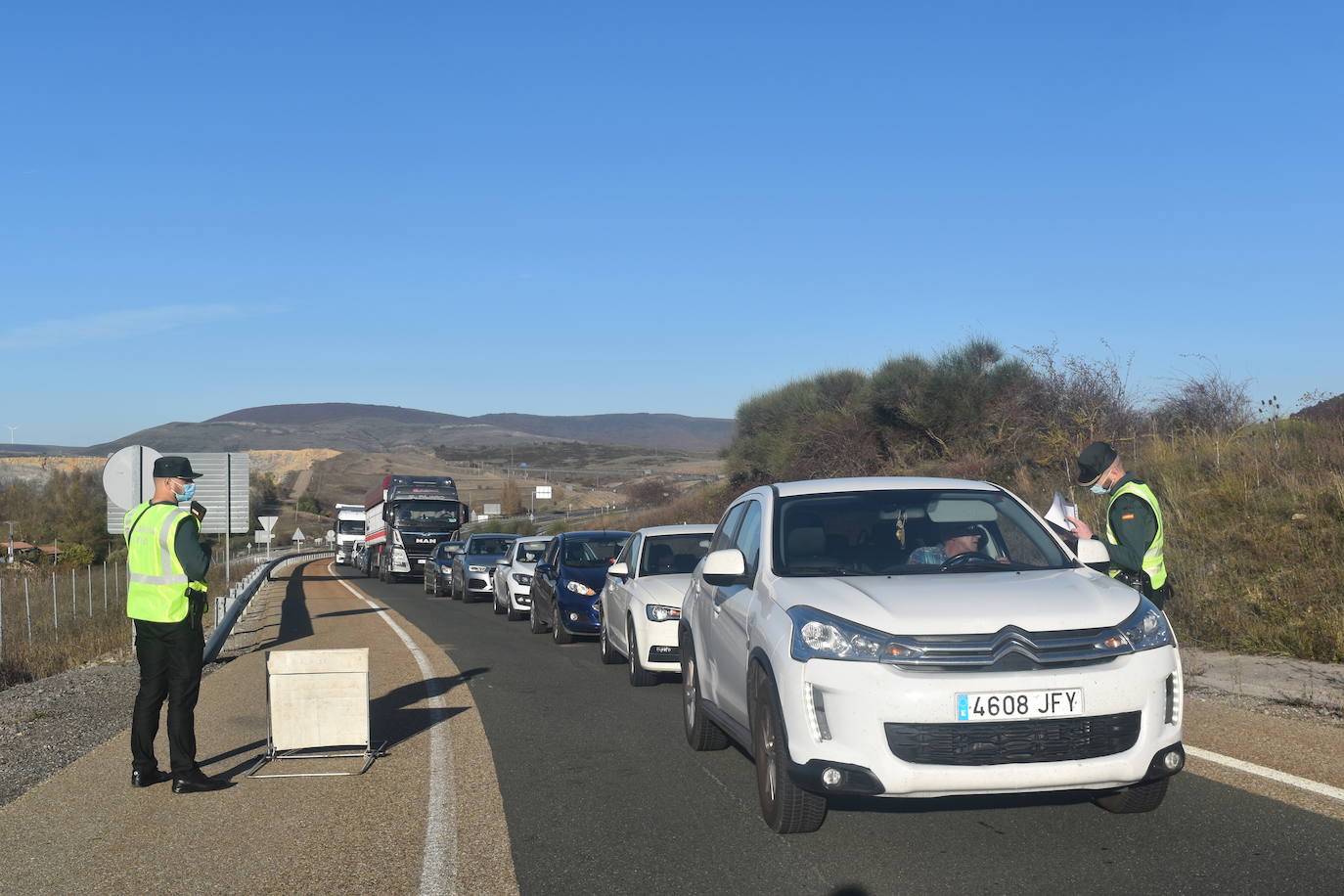 La Guardia Civil controla la salida de Palencia hacia Cantabria en la tarde de este viernes. 