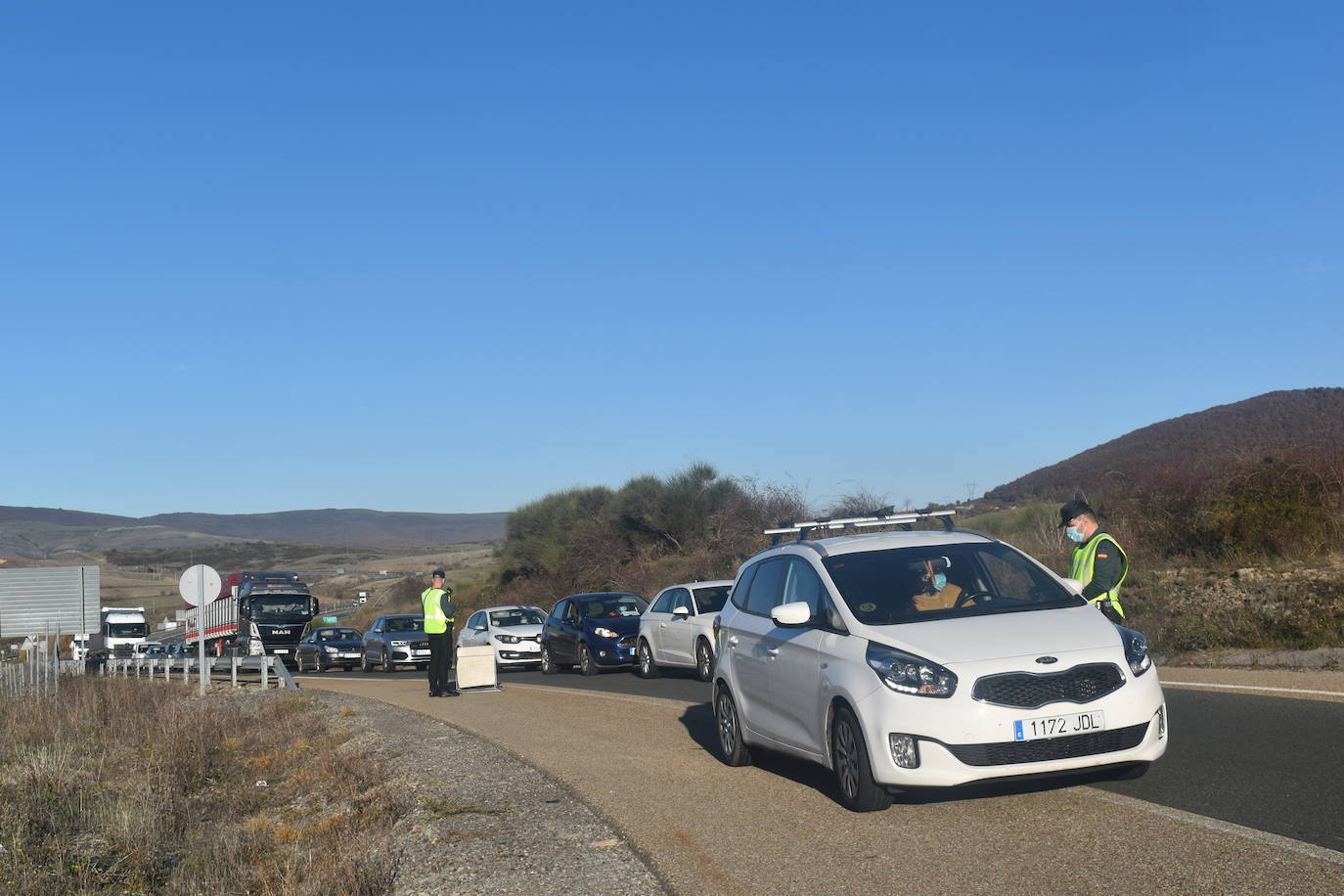 La Guardia Civil controla la salida de Palencia hacia Cantabria en la tarde de este viernes. 