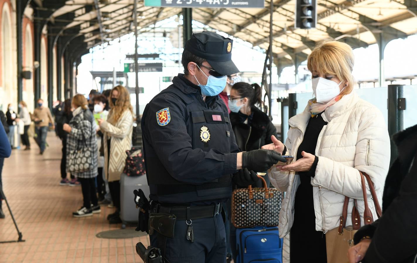 Fotos: Control de la Policía Nacional en la estación de trenes de Valladolid para evitar la movilidad en el puente