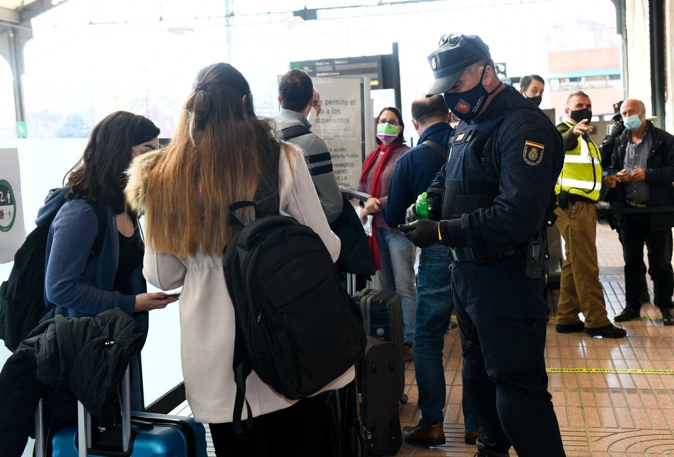 Fotos: Control de la Policía Nacional en la estación de trenes de Valladolid para evitar la movilidad en el puente