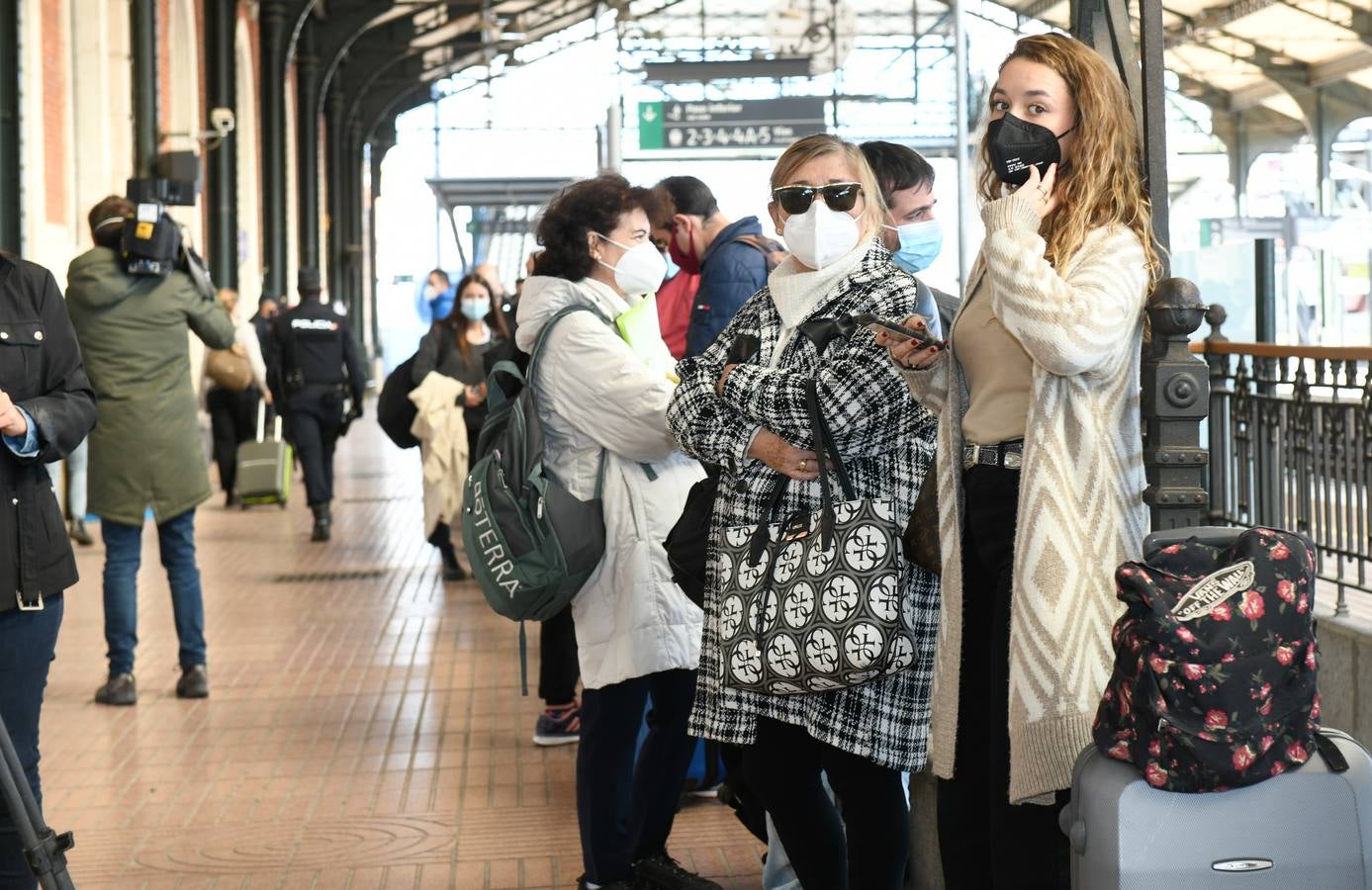 Fotos: Control de la Policía Nacional en la estación de trenes de Valladolid para evitar la movilidad en el puente