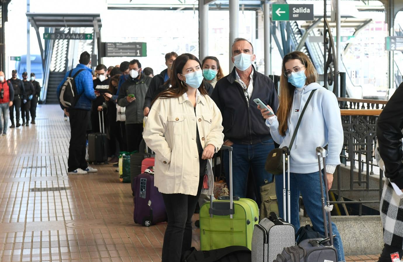 Fotos: Control de la Policía Nacional en la estación de trenes de Valladolid para evitar la movilidad en el puente