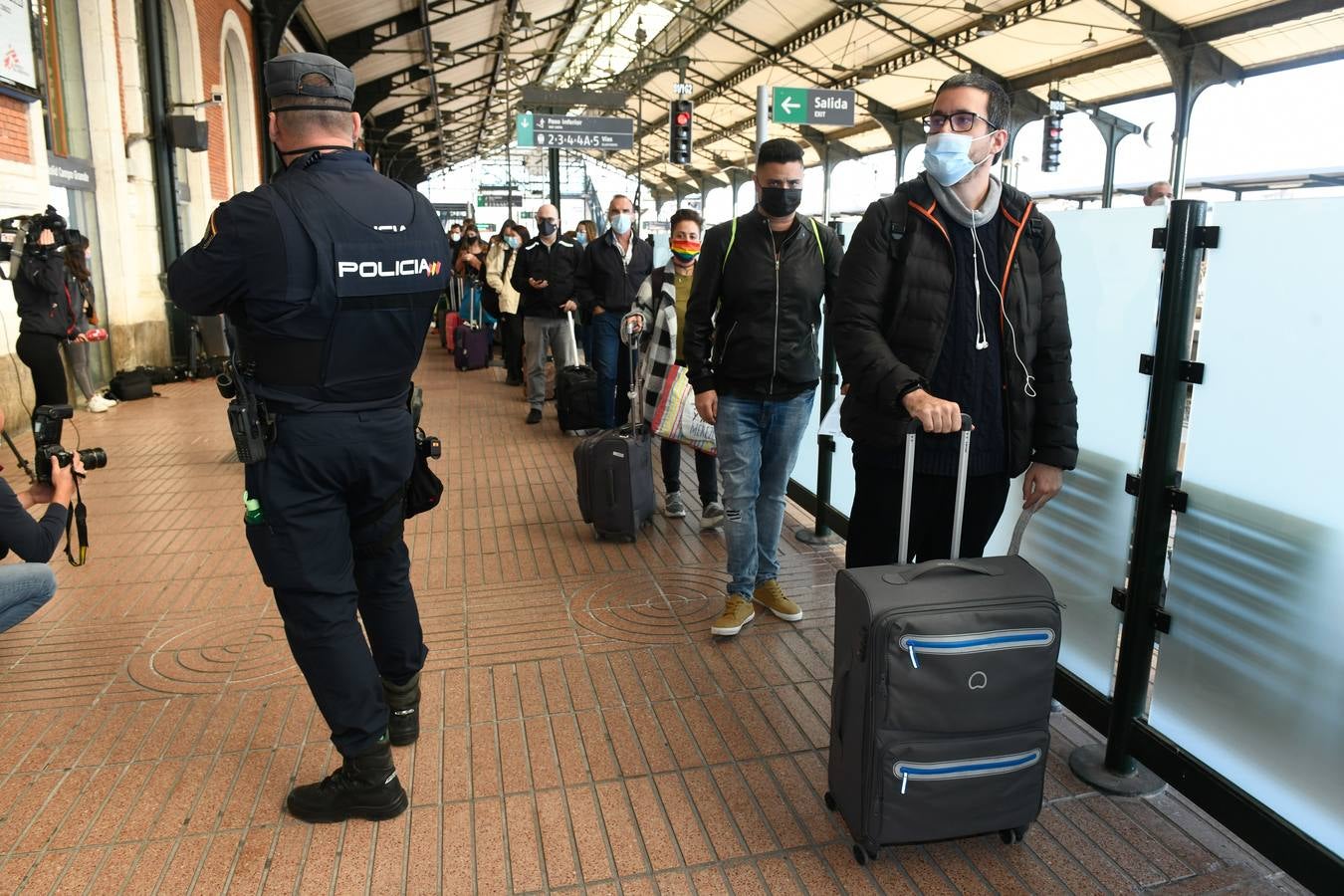 Fotos: Control de la Policía Nacional en la estación de trenes de Valladolid para evitar la movilidad en el puente