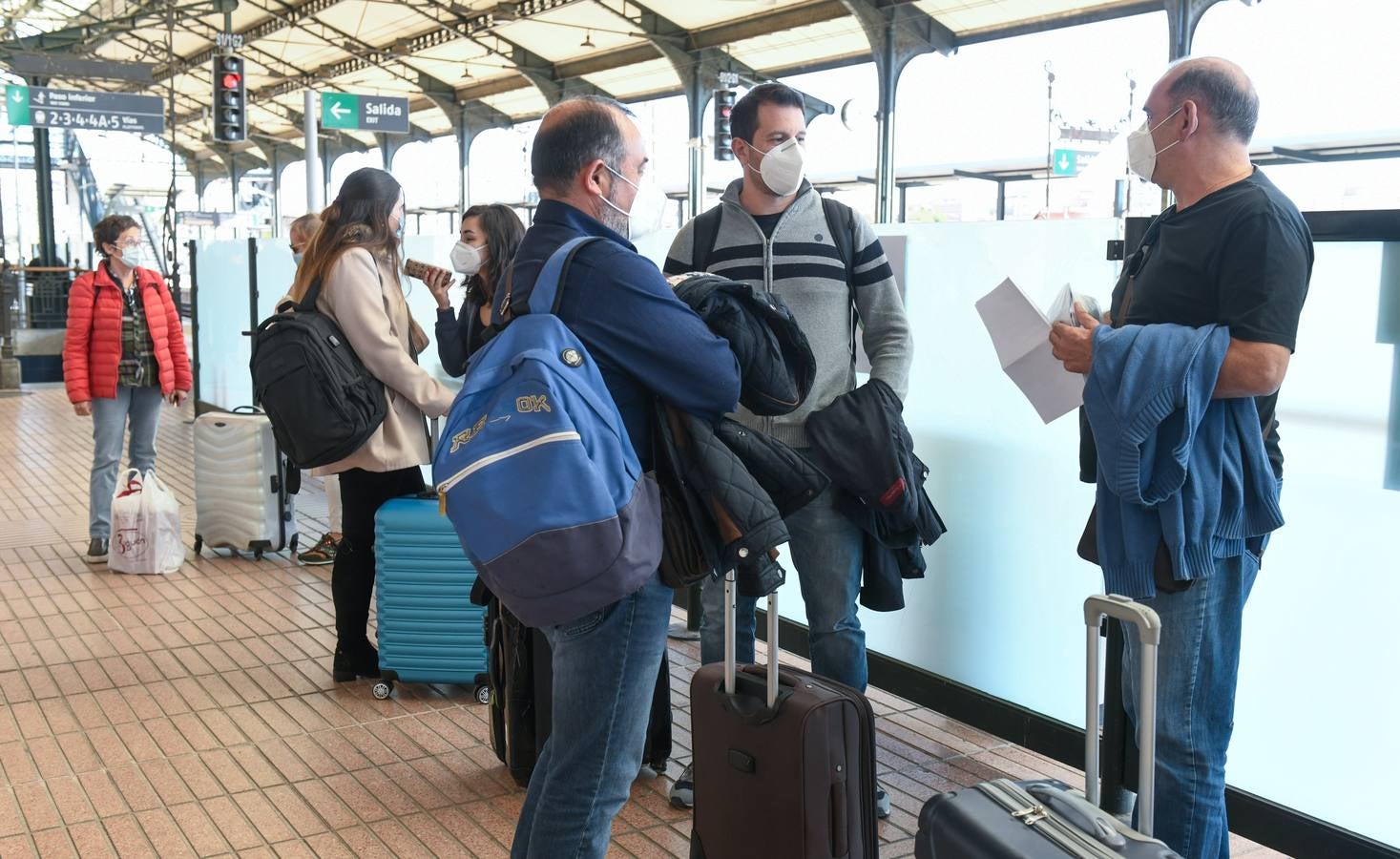 Fotos: Control de la Policía Nacional en la estación de trenes de Valladolid para evitar la movilidad en el puente