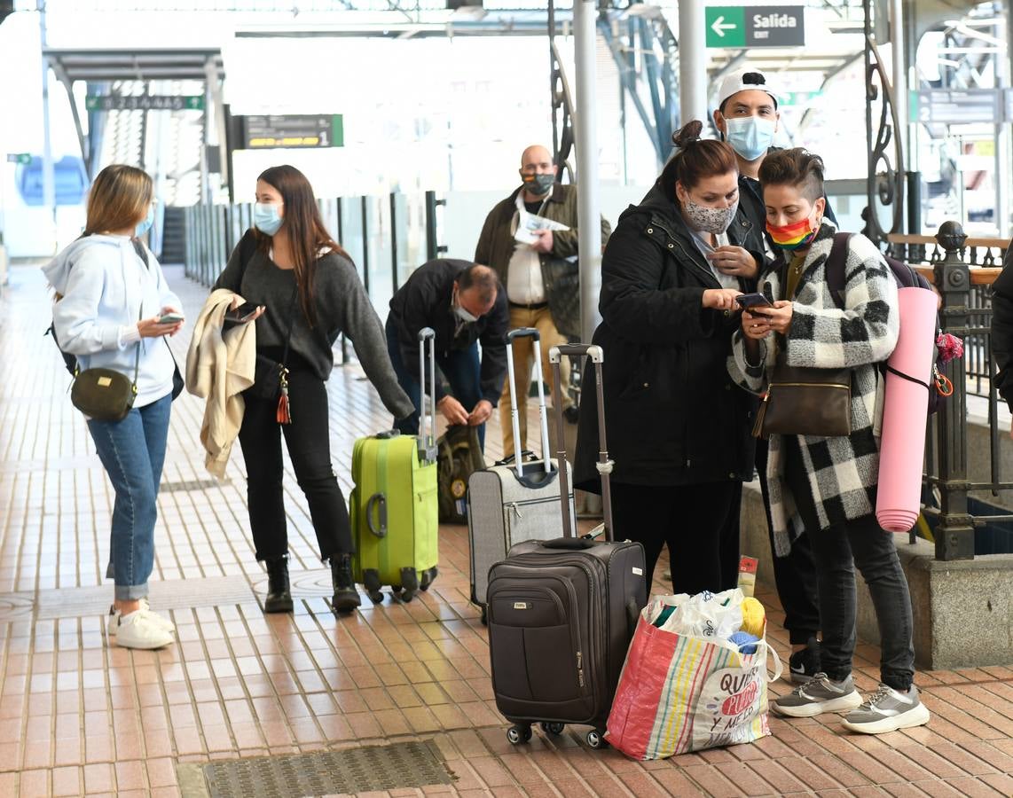 Fotos: Control de la Policía Nacional en la estación de trenes de Valladolid para evitar la movilidad en el puente