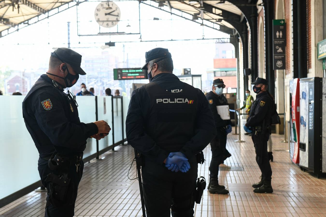 Fotos: Control de la Policía Nacional en la estación de trenes de Valladolid para evitar la movilidad en el puente