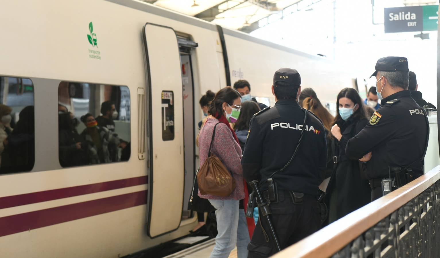 Fotos: Control de la Policía Nacional en la estación de trenes de Valladolid para evitar la movilidad en el puente