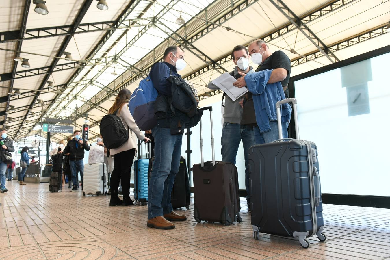 Fotos: Control de la Policía Nacional en la estación de trenes de Valladolid para evitar la movilidad en el puente