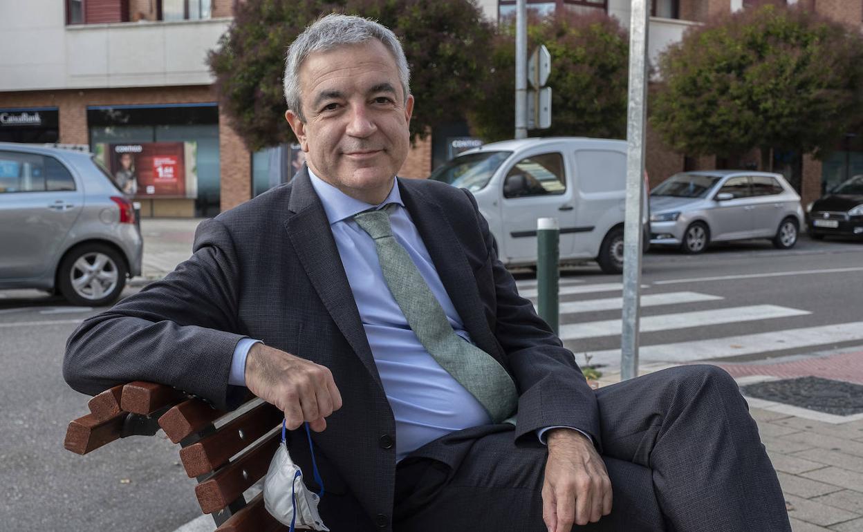 Luis Garicano, con la mascarilla en la mano apenas para hacerse la foto, el pasado jueves en Valladolid. 