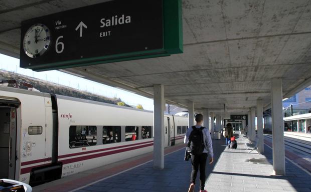 Viajeros en el andén de la vía 6 de la estación del Ave de Segovia, a las tres de la tarde de este viernes. 