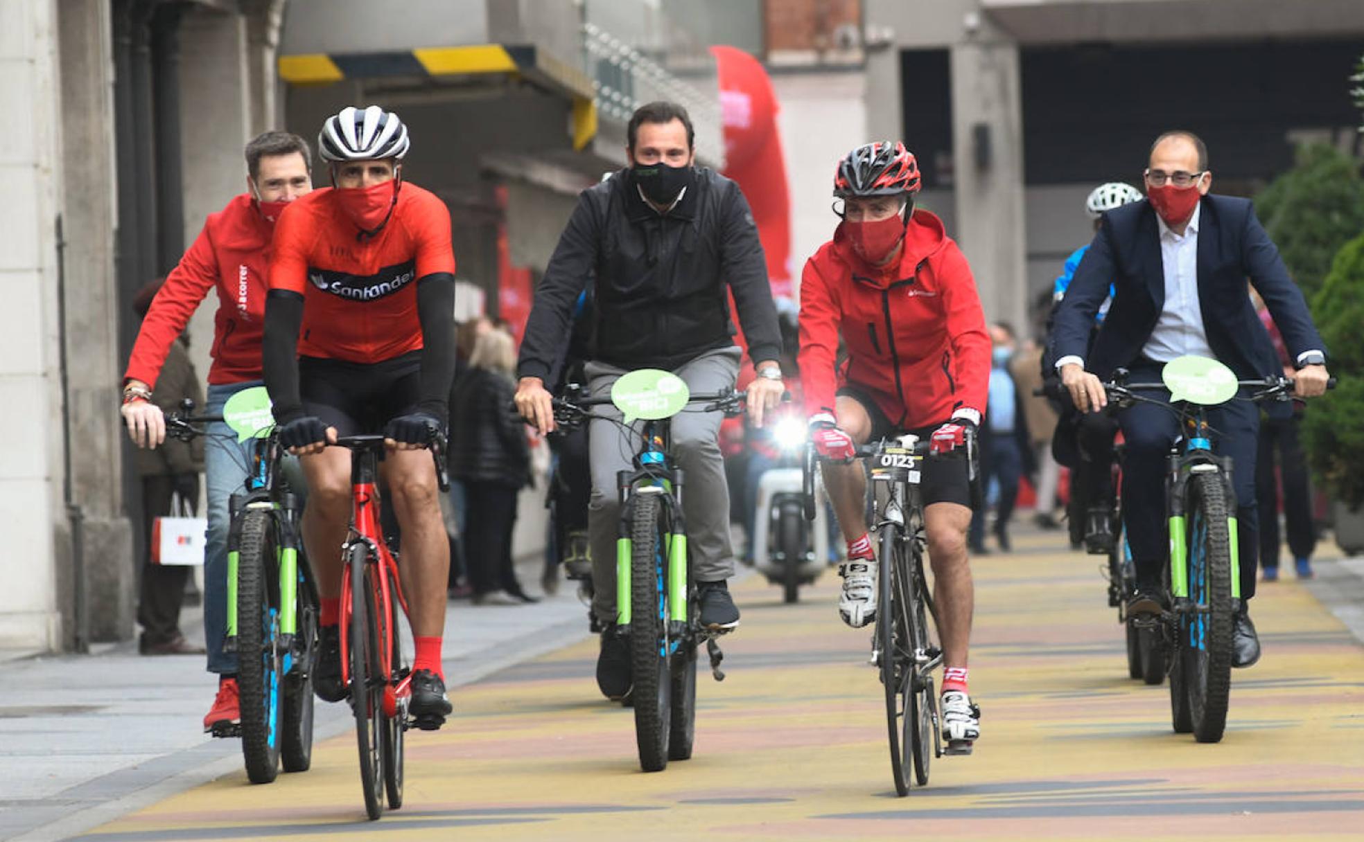 Indurain y Fiz, acompañados por las calles de Valladolid por el alcalde Óscar Puente y Felipe Martín y Javier Martín, del Banco Santander. 