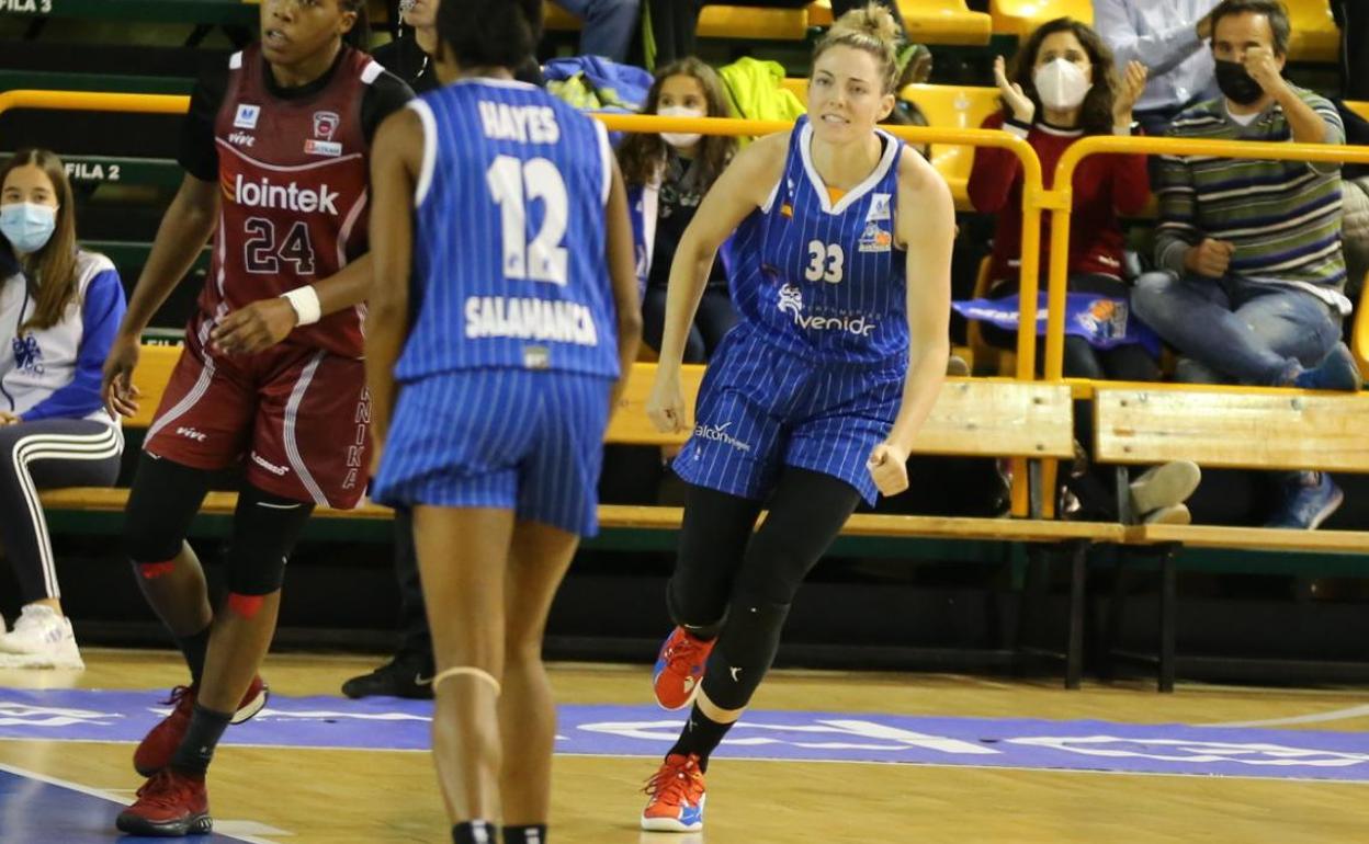 Katie Lou Samuelson celebra una canasta. 