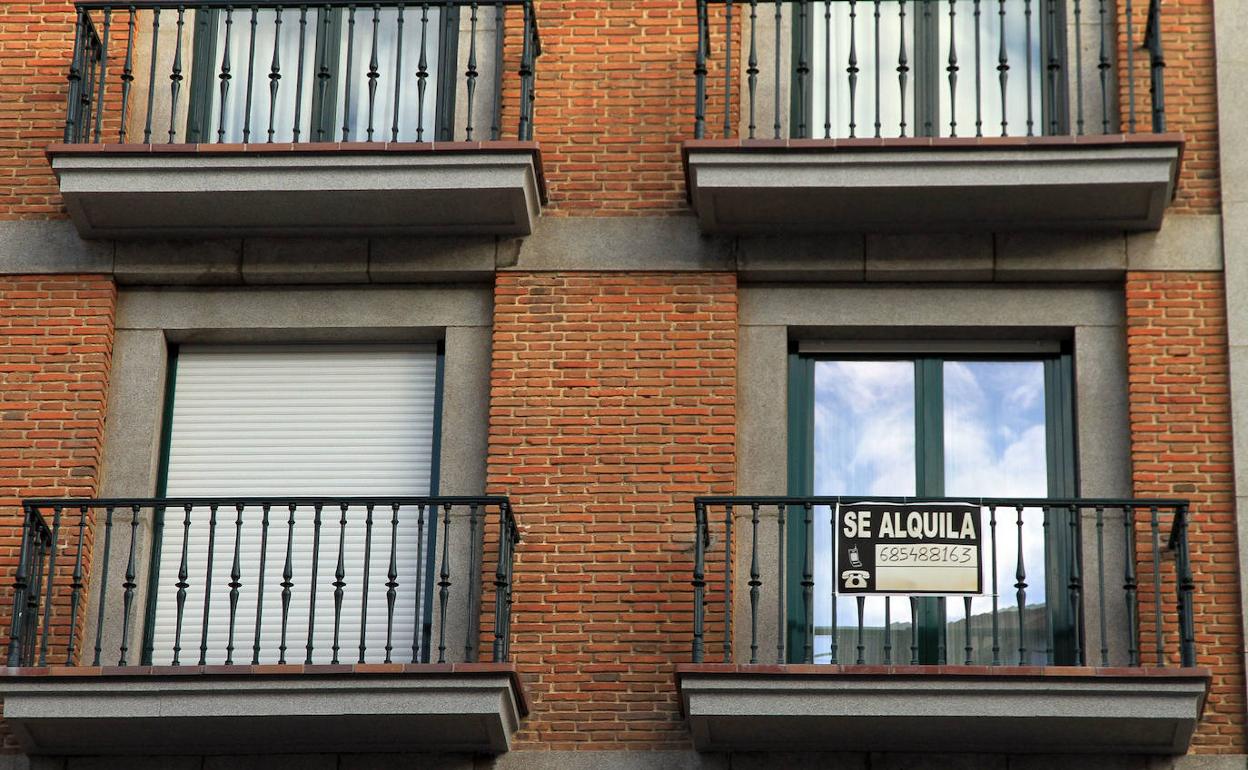 Cartel de 'se alquila' colgado en un balcón de un céntrico edificio de la capital segoviana. 