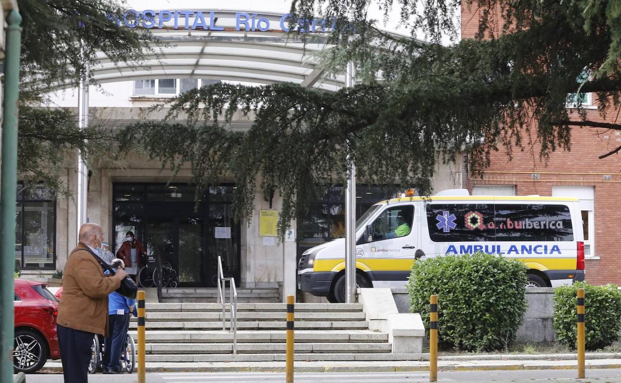 Una ambulancia llega al Hospital Río Carrión.