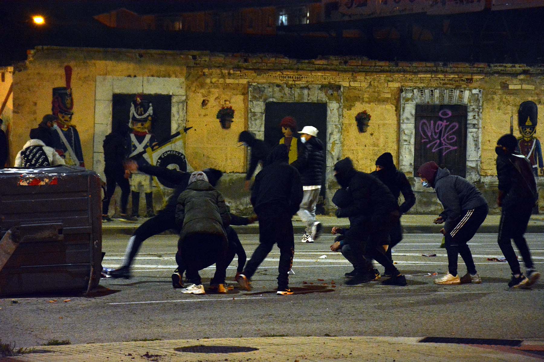 Fotos: La concentración contra las medidas anticovid acaba en batalla campal en Gamonal