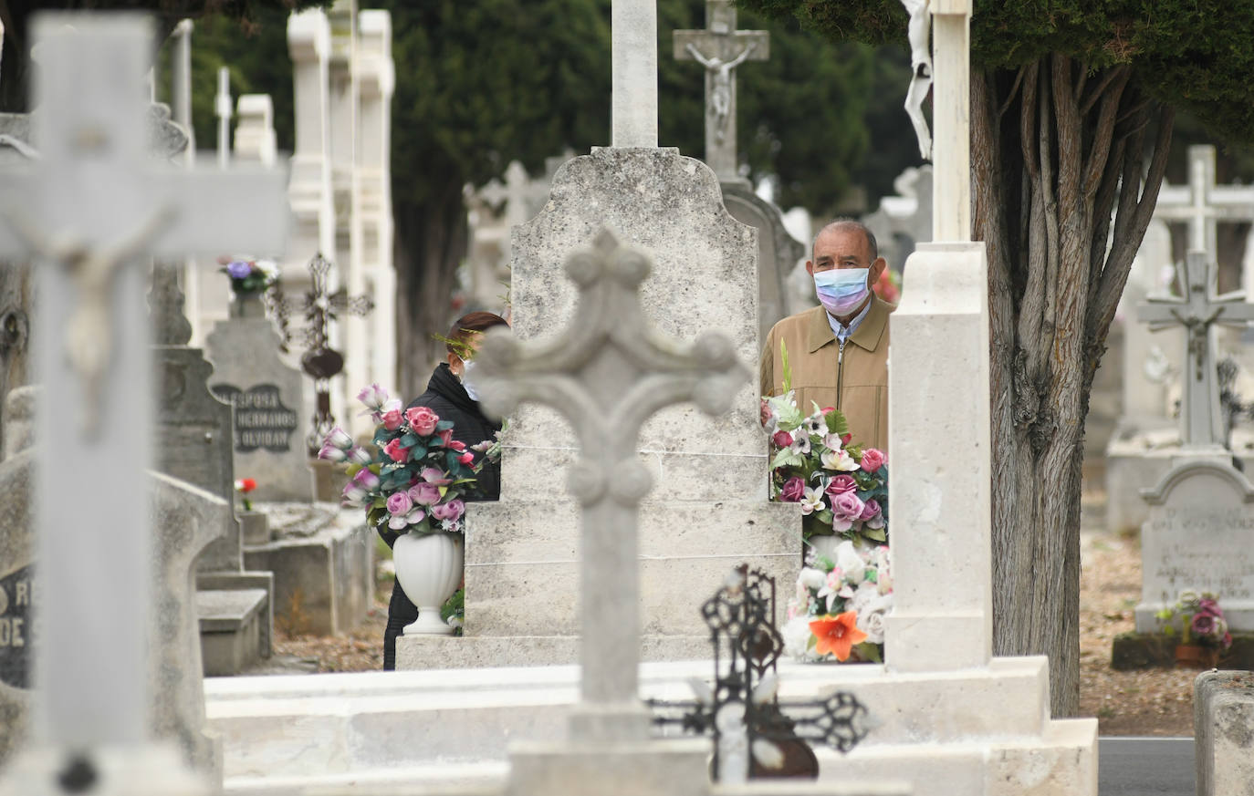 Los vallisoletanos honran a sus muertos el dia uno de noviembre con todas las ganartías sanitarias por la pandemia. 