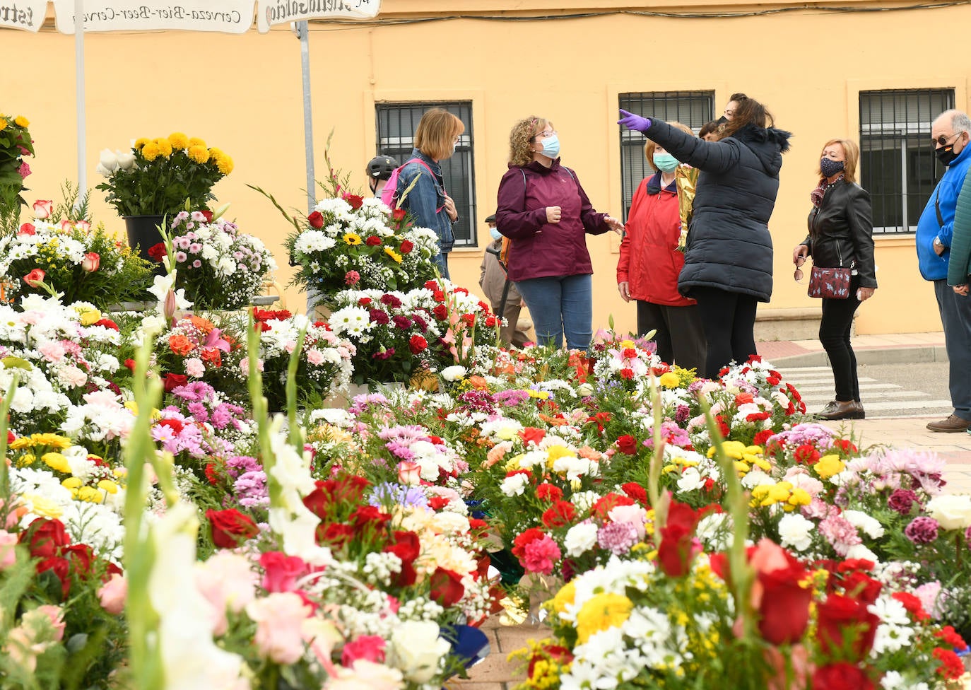 Los vallisoletanos honran a sus muertos el dia uno de noviembre con todas las ganartías sanitarias por la pandemia. 