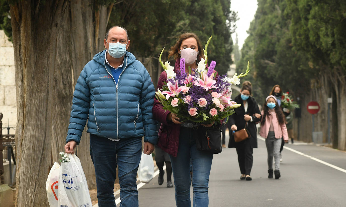 Los vallisoletanos honran a sus muertos el dia uno de noviembre con todas las ganartías sanitarias por la pandemia. 