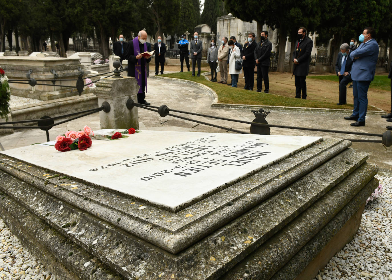 Los vallisoletanos honran a sus muertos el dia uno de noviembre con todas las ganartías sanitarias por la pandemia. 