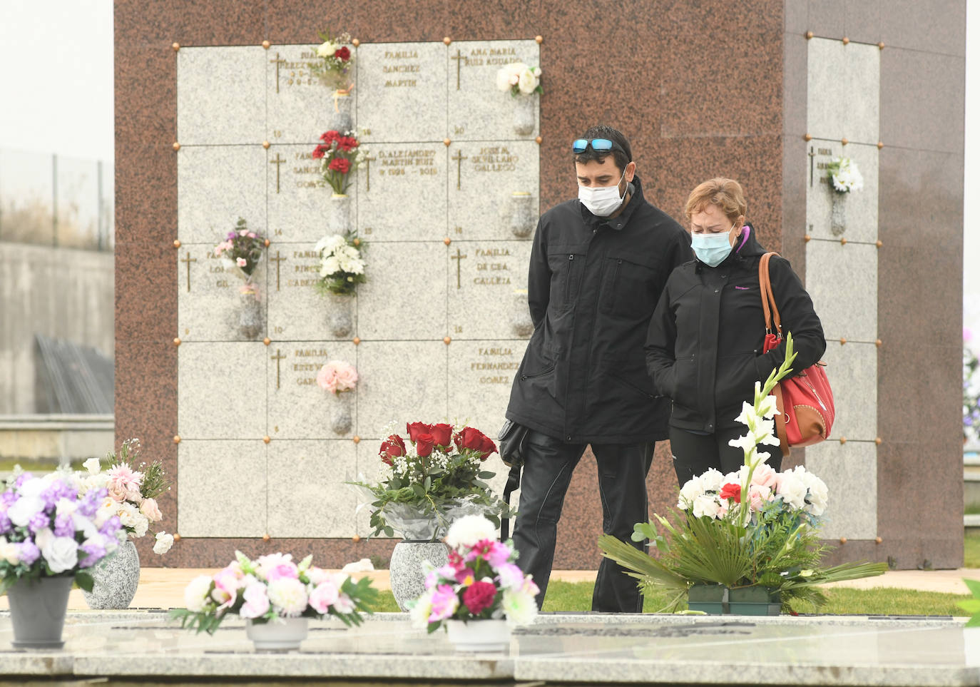 Los vallisoletanos honran a sus muertos el dia uno de noviembre con todas las ganartías sanitarias por la pandemia. 