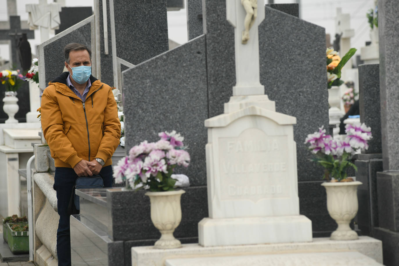 Los vallisoletanos honran a sus muertos el dia uno de noviembre con todas las ganartías sanitarias por la pandemia. 