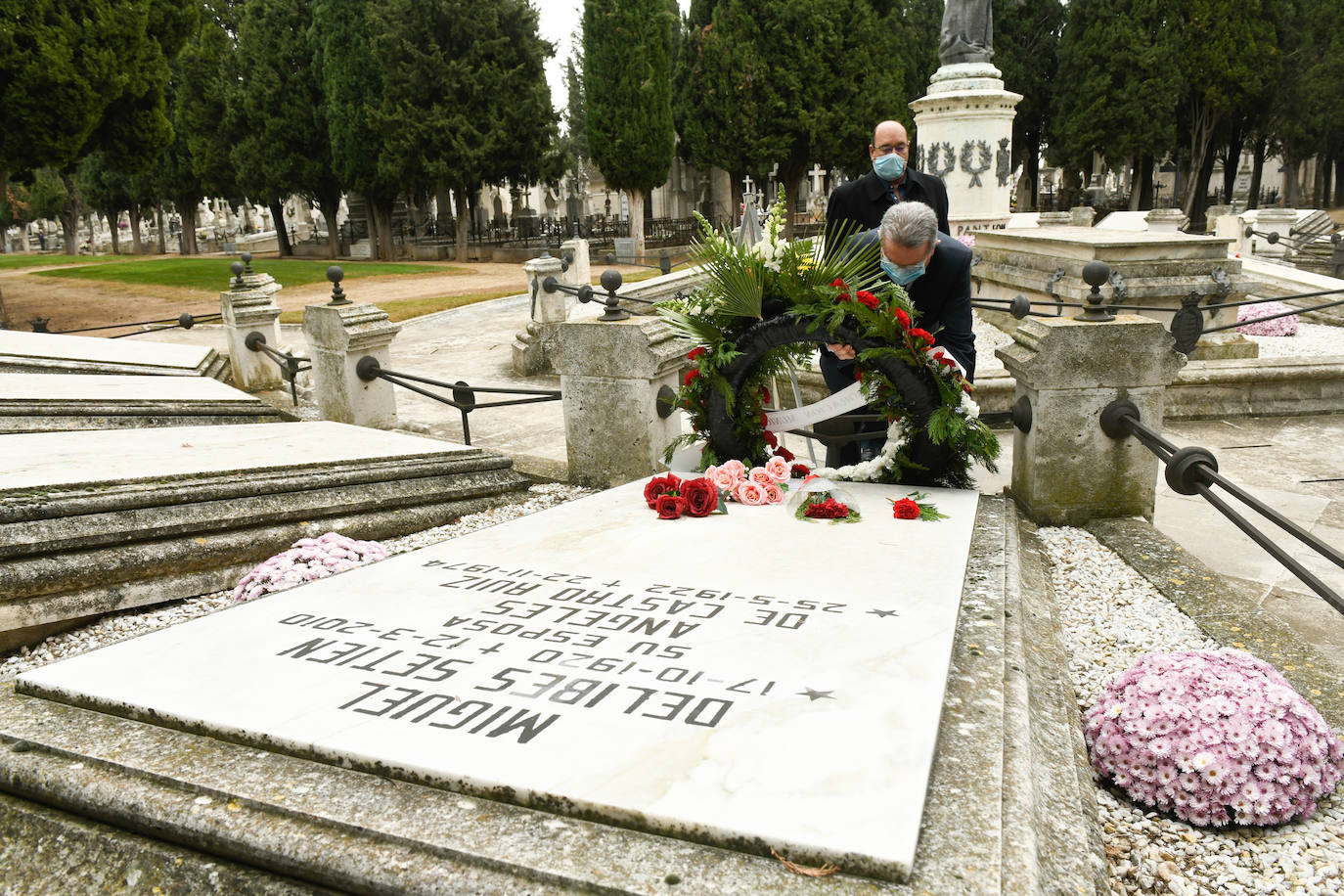 Los vallisoletanos honran a sus muertos el dia uno de noviembre con todas las ganartías sanitarias por la pandemia. 