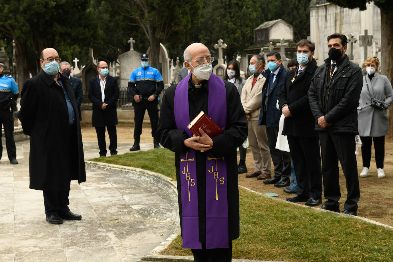 Los vallisoletanos honran a sus muertos el dia uno de noviembre con todas las ganartías sanitarias por la pandemia. 