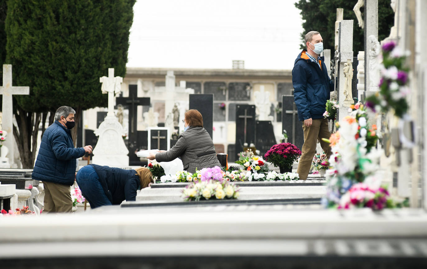 Los vallisoletanos honran a sus muertos el dia uno de noviembre con todas las ganartías sanitarias por la pandemia. 