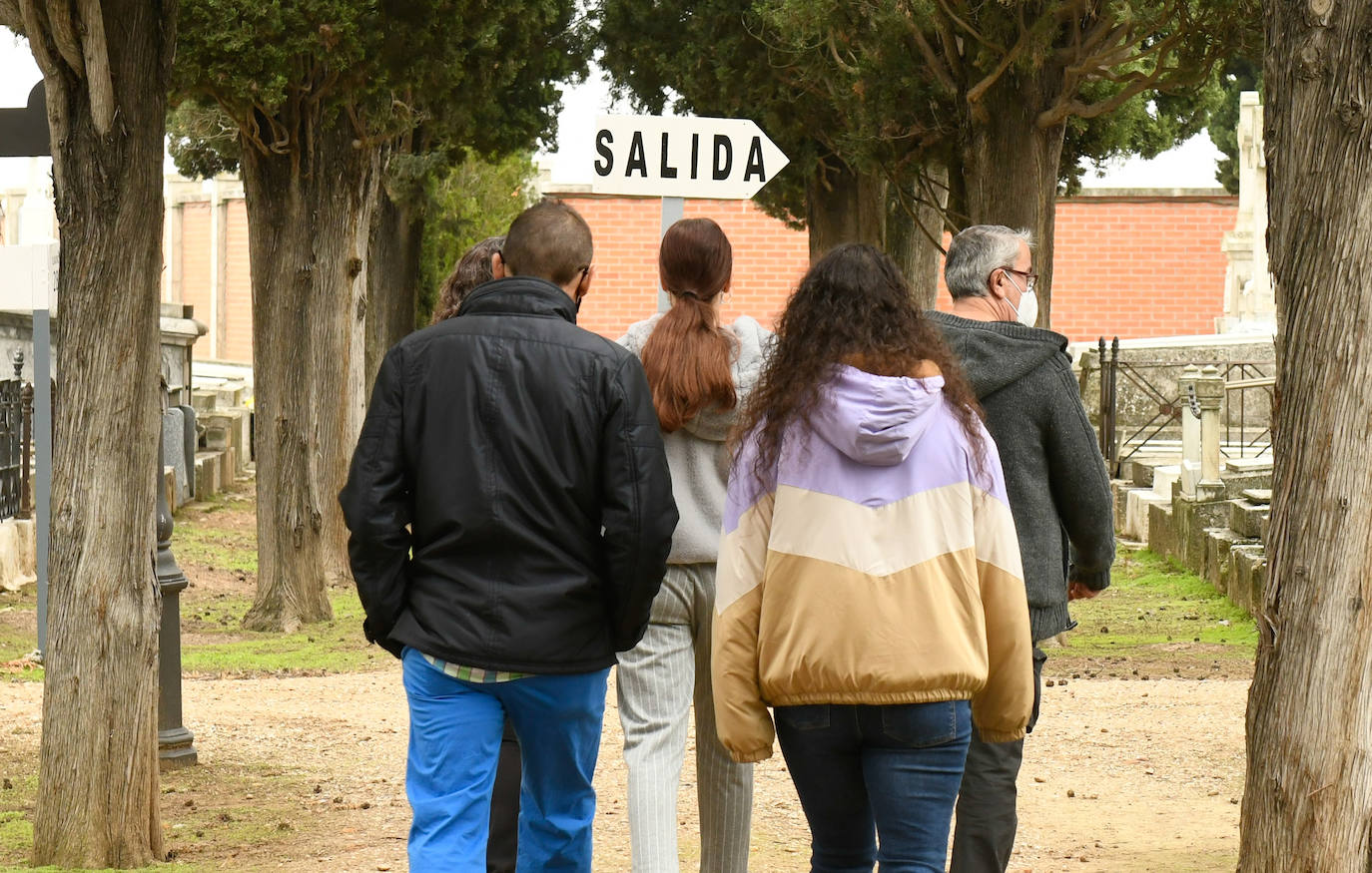 Los vallisoletanos honran a sus muertos el dia uno de noviembre con todas las ganartías sanitarias por la pandemia. 