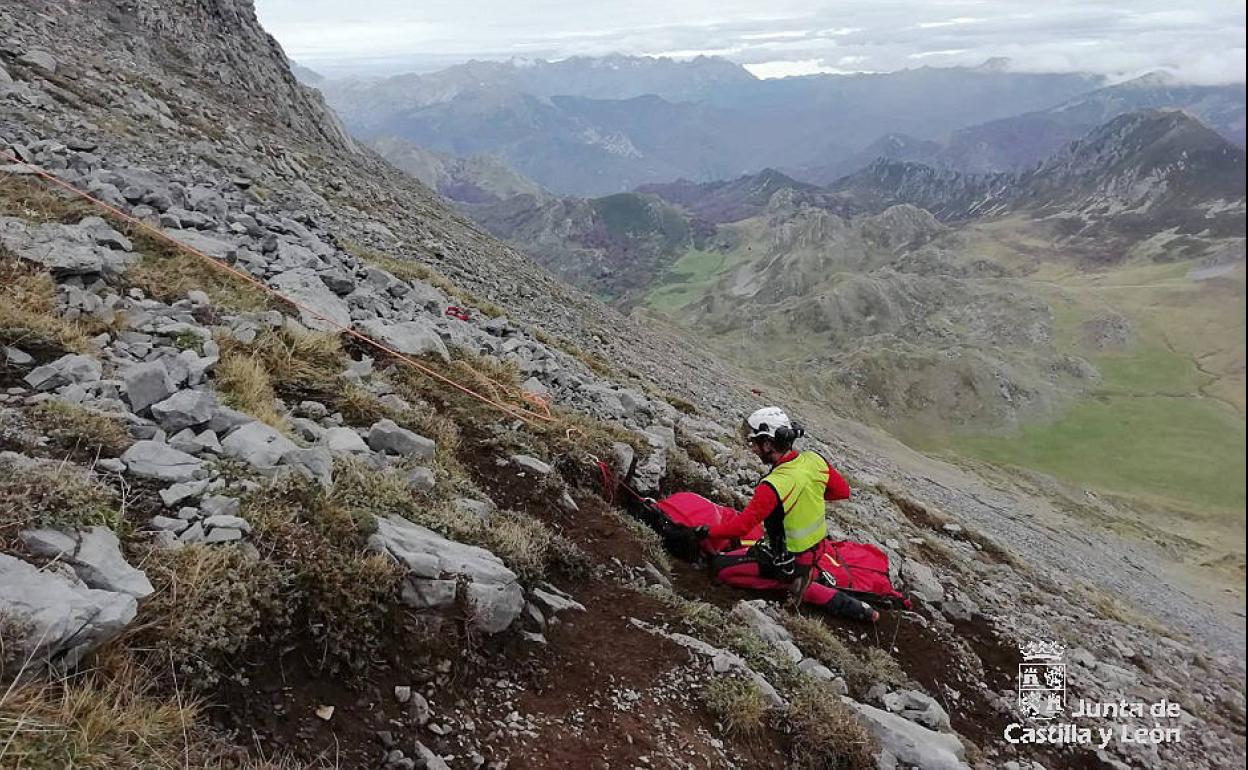 Rescate del cuerpo sin vida del montañero de 50 años.