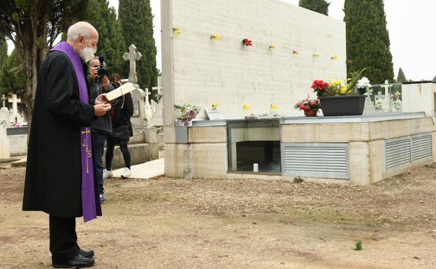 El cardenal arzobispo Blázquez reza un responso ante el Memorial de los represaliados por el fanquismo. 