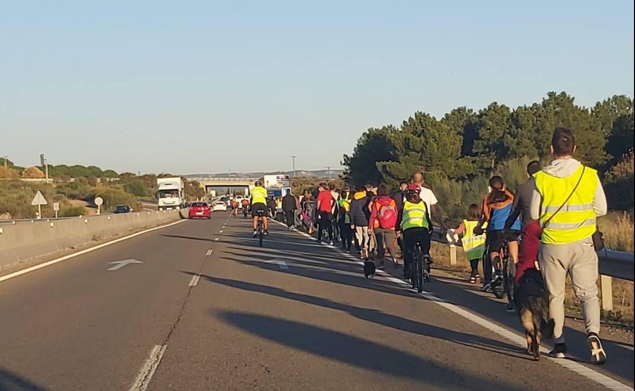 Niños y mayores transitaron con la máxima seguridad posible entre las urbanizaciones afectadas y el casco urbano de Boecillo para reivindicar la urgencia de la construcción de la pasarela peatonal. 