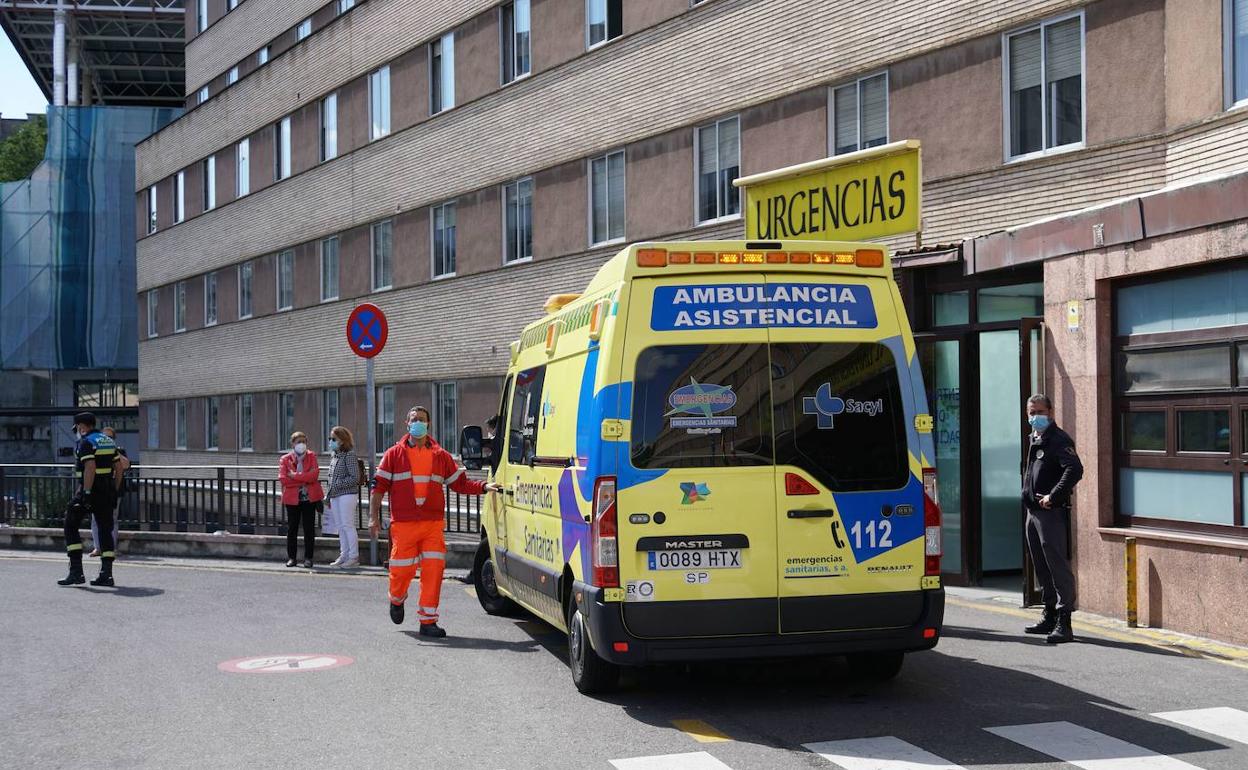 Una ambulancia en la zona de Urgencias del Clínico. 