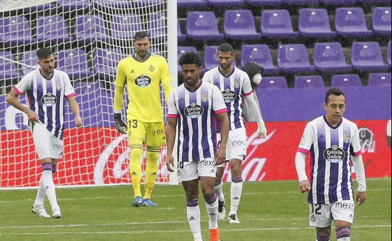 Varios jugadores del Real Valladolid, en el partido contra el Alavés. 