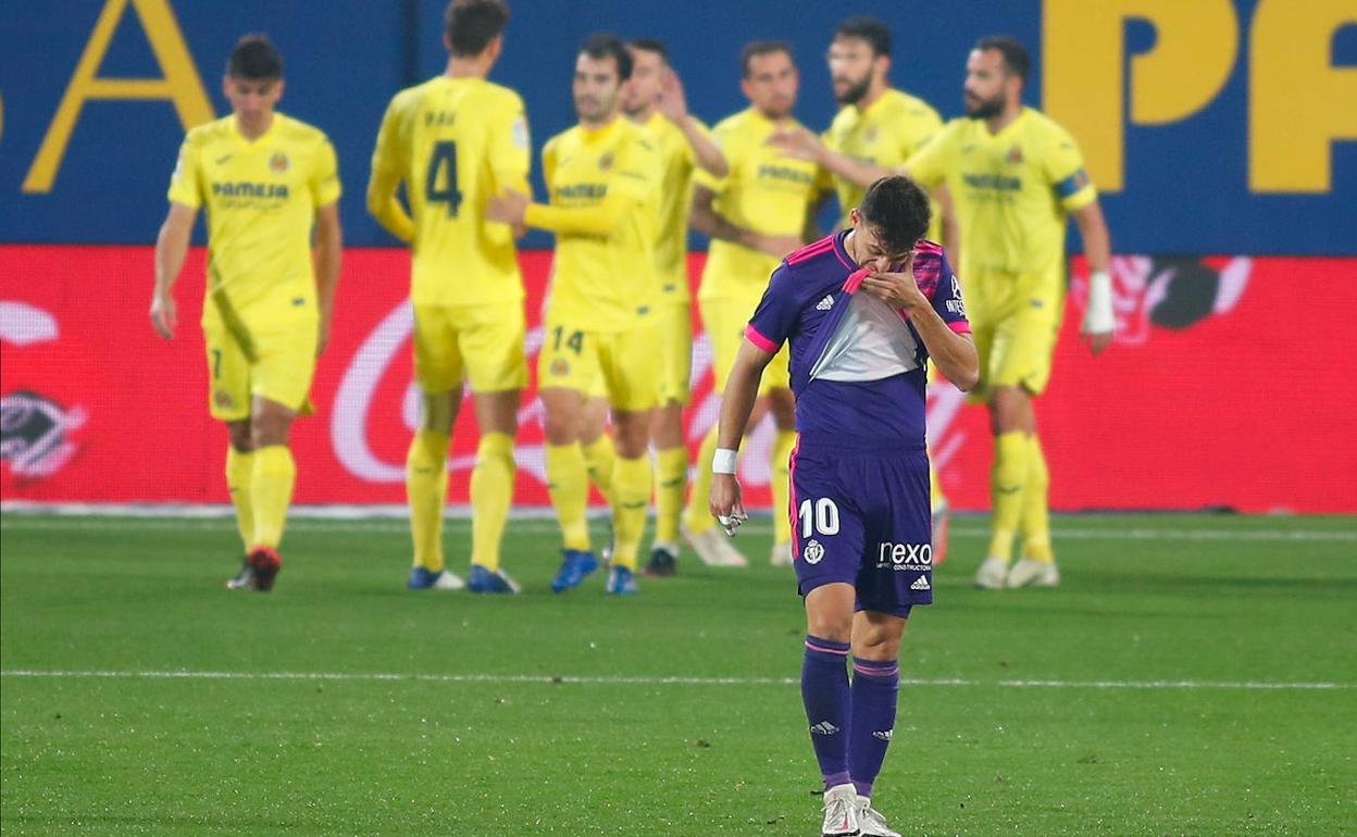 Los jugadores del Villarreal celebran un gol, con Óscar Plano cabizbajo en primer plano. 