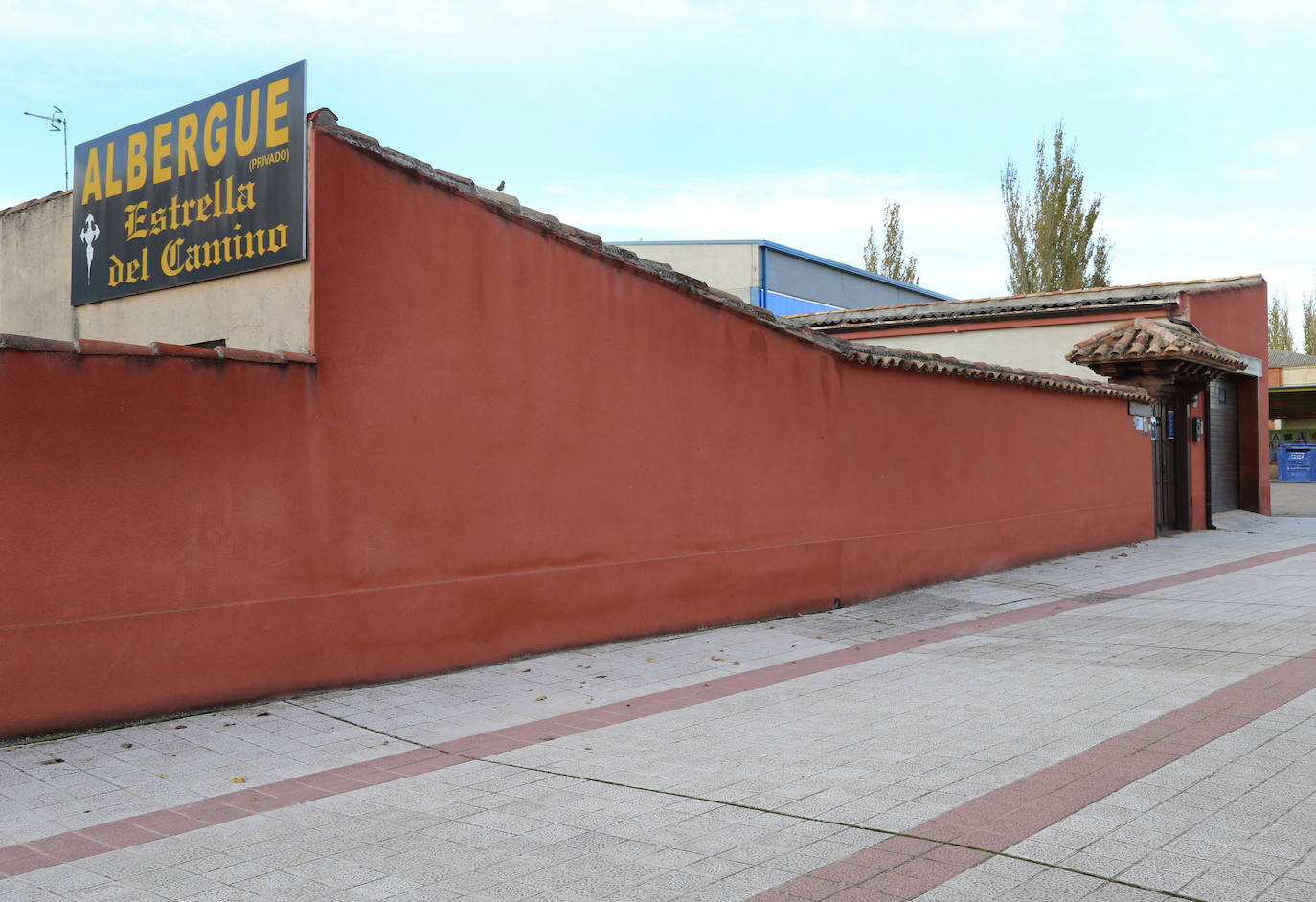 Imagen secundaria 1 - Exteriores del albergue de Santa Clara, en Carrión de los Condes, y del albergue Estrella del Camino, en Frómista. Los bastones descansan junto a los zaptaos en una bolsa, en Luz de Frómista.