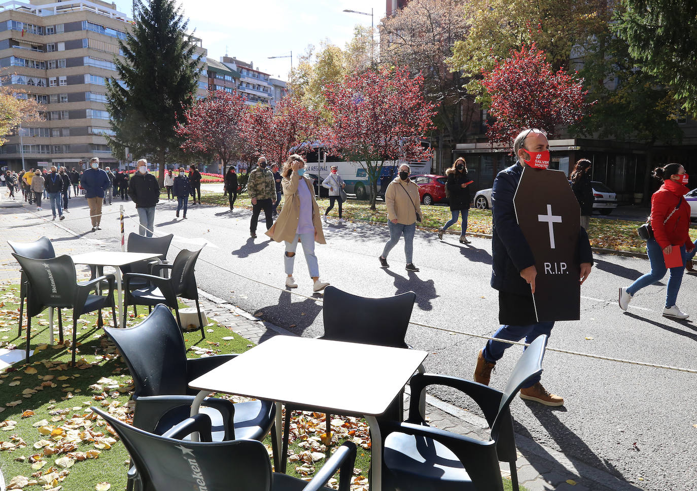 Los hosteleros palentinos han tomado las calles de Palencia para protestar por la situación crítica que vive el sector. 