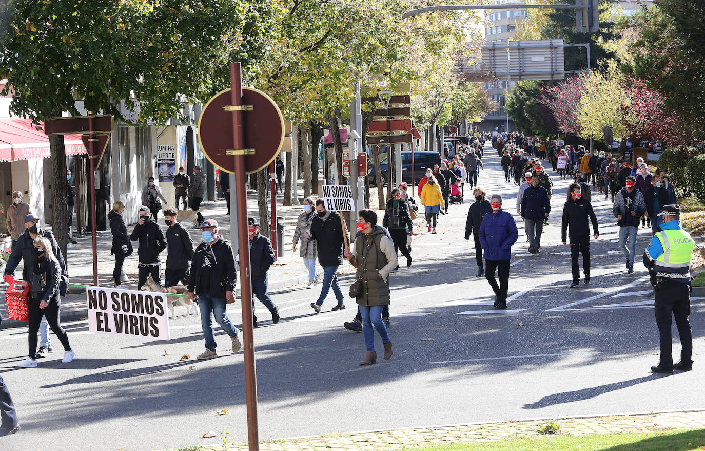 Los hosteleros palentinos han tomado las calles de Palencia para protestar por la situación crítica que vive el sector. 