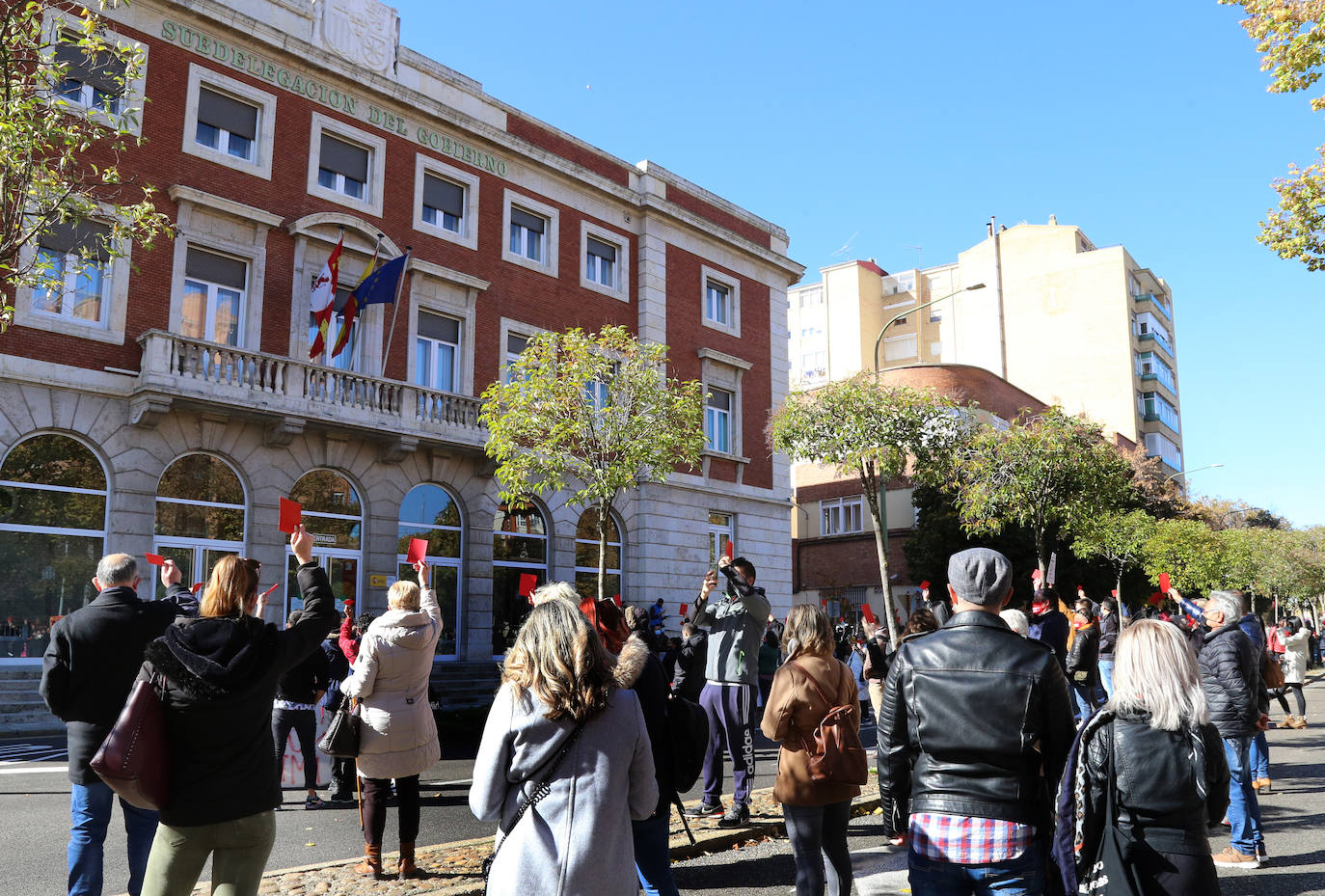 Los hosteleros palentinos han tomado las calles de Palencia para protestar por la situación crítica que vive el sector. 