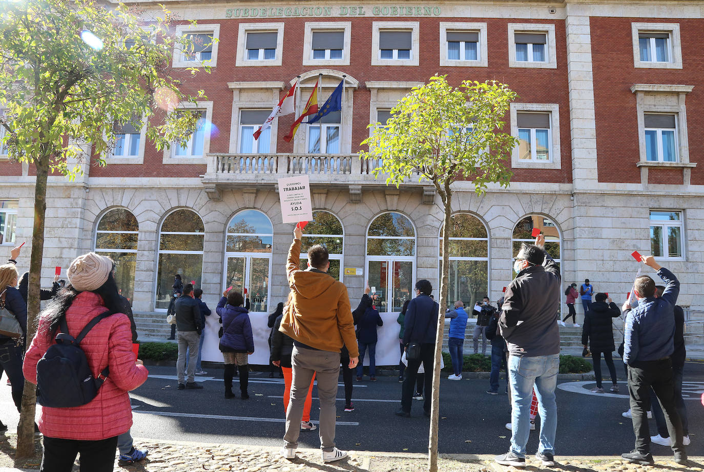 Los hosteleros palentinos han tomado las calles de Palencia para protestar por la situación crítica que vive el sector. 