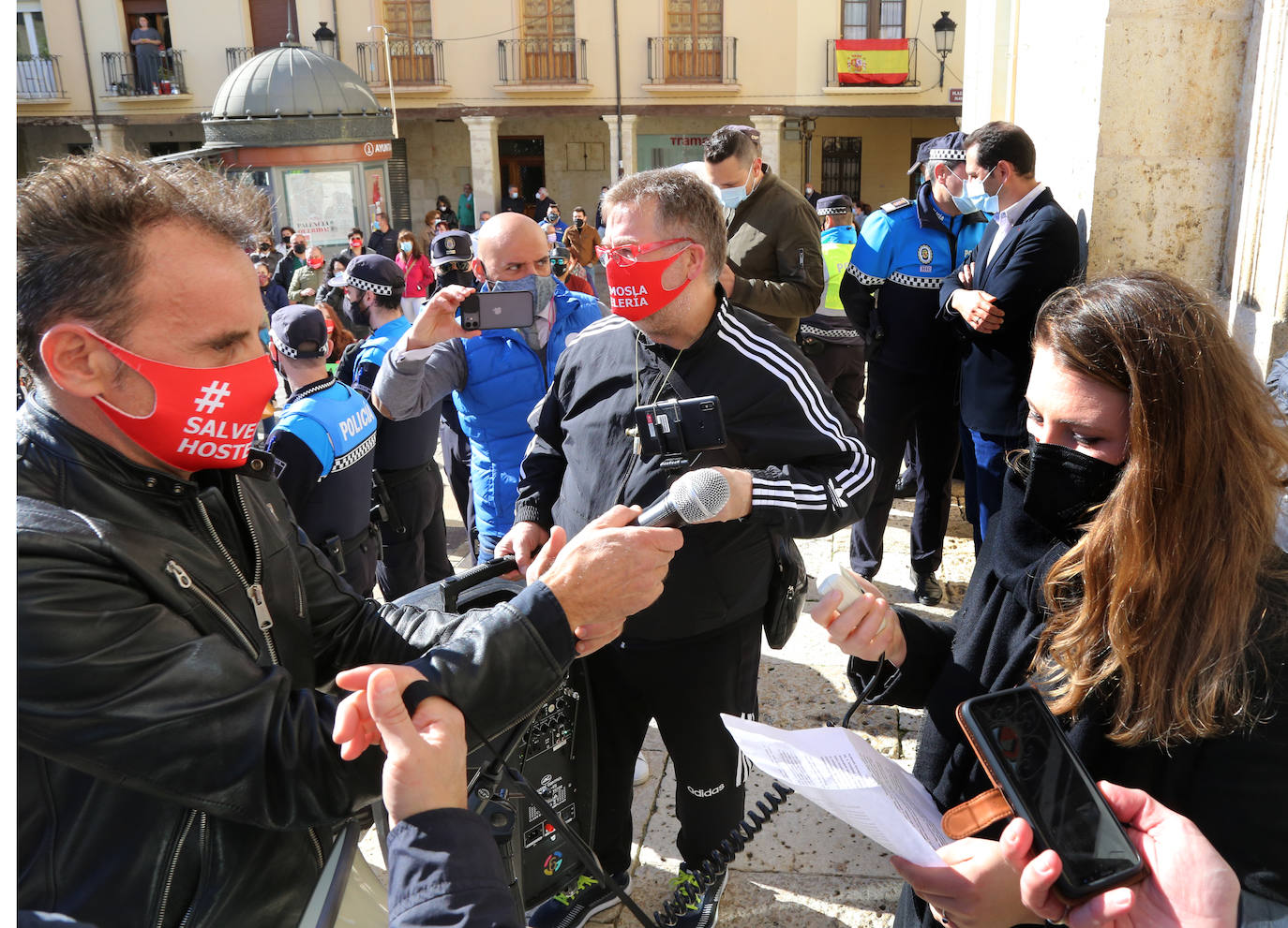 Los hosteleros palentinos han tomado las calles de Palencia para protestar por la situación crítica que vive el sector. 