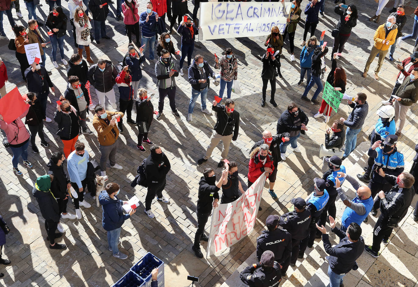 Los hosteleros palentinos han tomado las calles de Palencia para protestar por la situación crítica que vive el sector. 