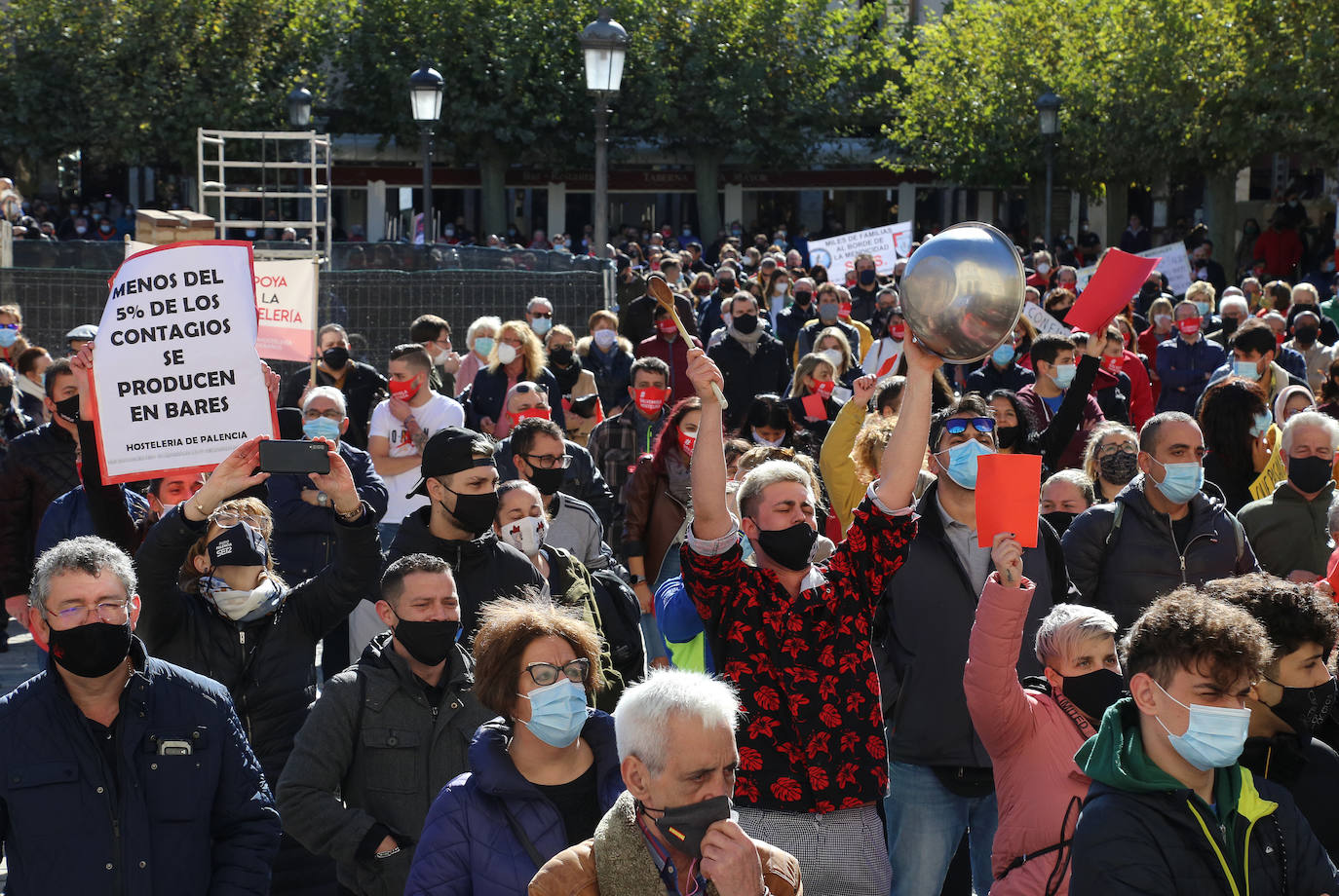 Los hosteleros palentinos han tomado las calles de Palencia para protestar por la situación crítica que vive el sector. 