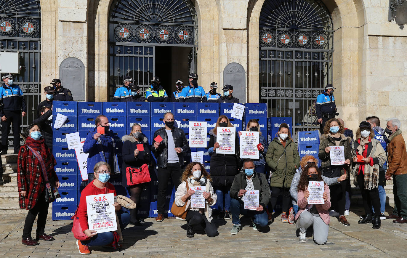 Los hosteleros palentinos han tomado las calles de Palencia para protestar por la situación crítica que vive el sector. 